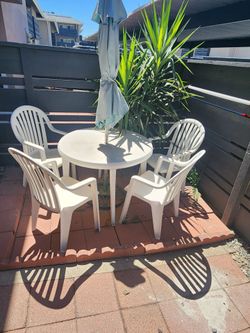 Patio dining set + umbrella