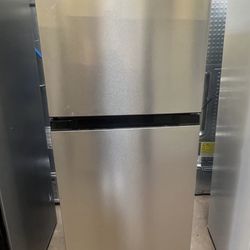 Insignia 25 5/8" 10 Cu Ft Top Freezer Refrigerator with Reversible Door