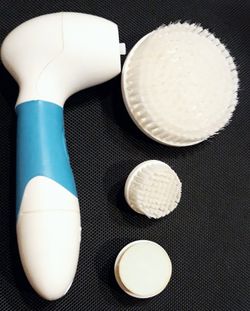 Battery operated face scrub