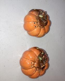 Pumpkin salt and pepper shaker (obo)