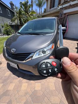 Car keys/llaves de autos/key fobs
