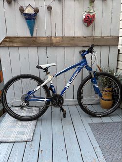 Specialized Hardrock Mountain Bike 26” – Medium (15.5”) – Excellent Condition