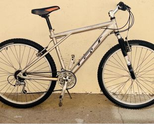GT ricochet mountain Bike, Larger aluminum frame, Rim size 26”, fit riders 5’5”to 6’2”in height