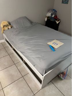 Full Size Bed w/ Storage drawers w/ matress