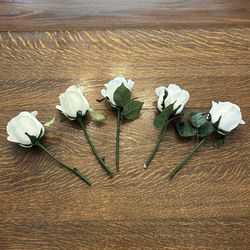 5 realistic reserved seating white roses