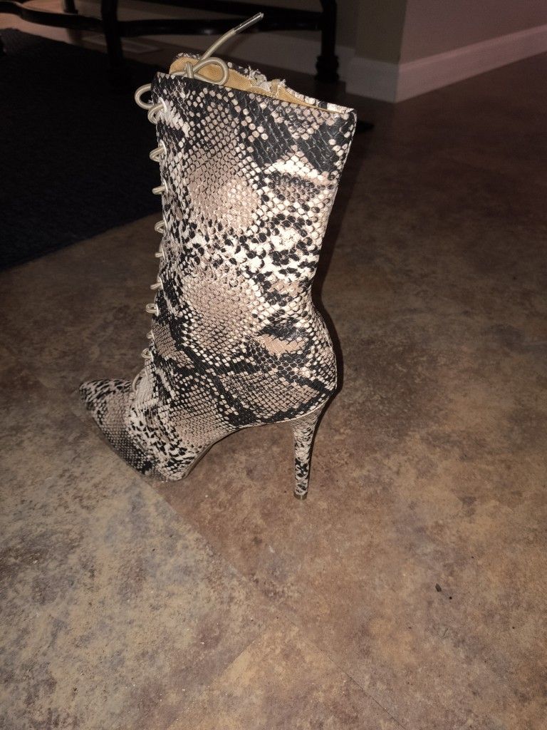 Size 8 Full Snakeskin Lace Up Zipper Side Boot