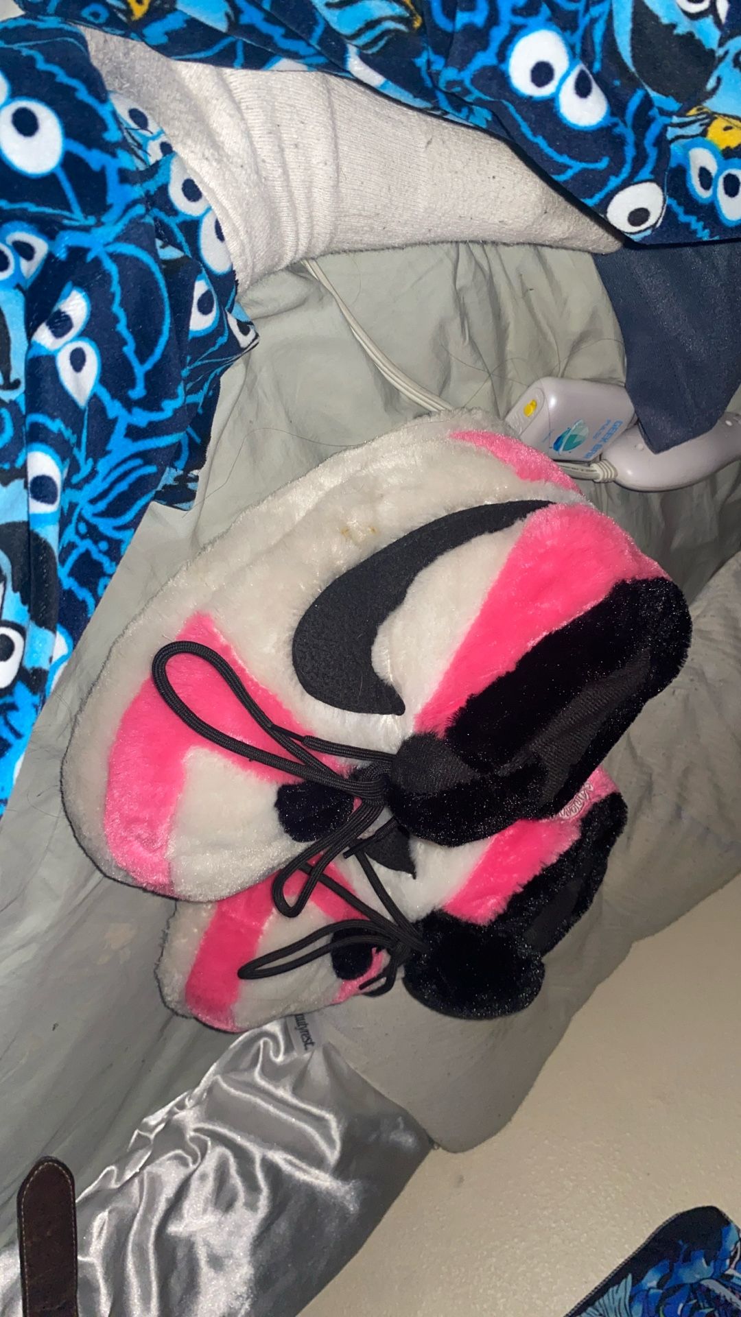 jordan slippers pink laces included