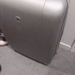 Xl Suitcases Used 25$+