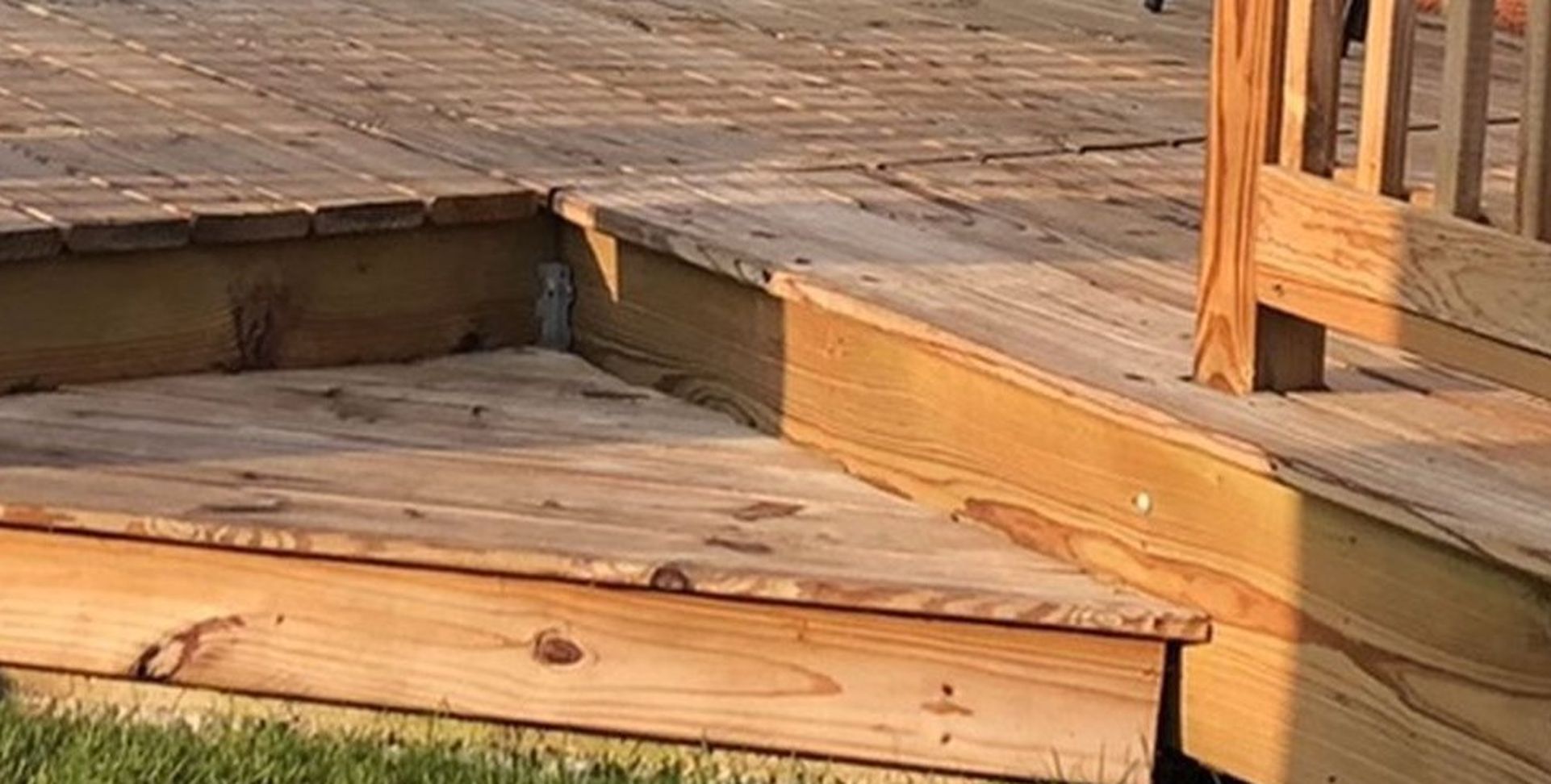 SELLING MY WHOLE EXISTING DECK WITH RAILING AND PLANKS