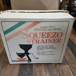 Vintage GARDEN WAY Squeezo Strainer #101 with one screen, new in box