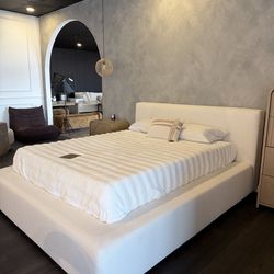 Storage Bed w/ Lift Up – Upholstered Platform Bed/ Free local delivery 🚚