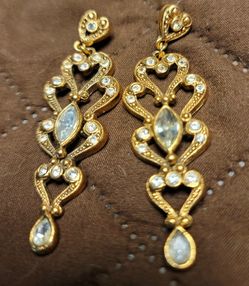 VINTAGE  AVON "Old World Elegance" earrings.