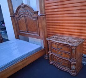 Qun Sz Bd St With Base Good Condition