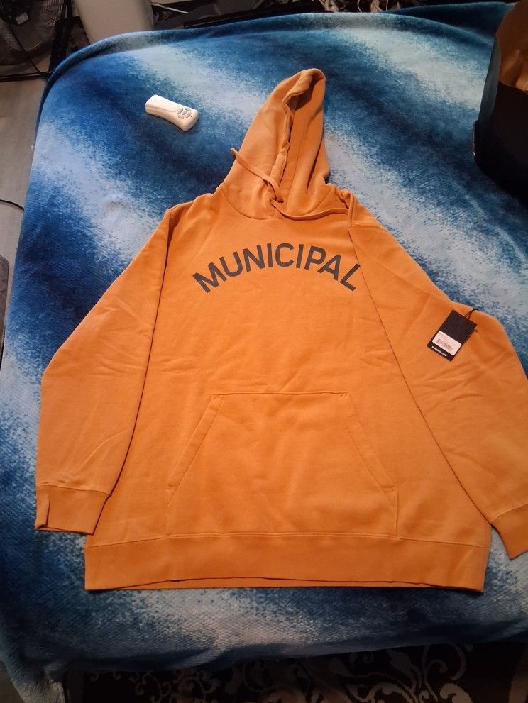 MUNICIPAL CLOTHES  MARK WALBERG LINE