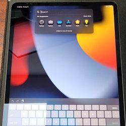 iPAD Pro 12.9" (5th Gen) Space Gray W/Matching Apple Keyboard 256Gb w/Cellular Unlocked