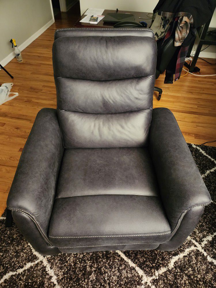 Reclining Chairs: Forte Power Recliner