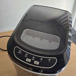 Magic Chef - 27lb. Portable Ice Maker - Silver