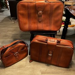 Vintage World Traveler Luggage With Keys. 3 Piece Set