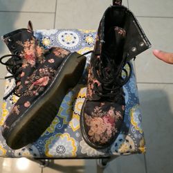 Used Docs Dr Martens Flowers Size Women 7
