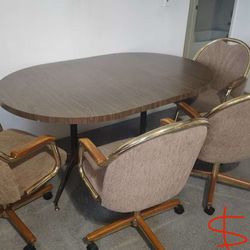 Extendable Table in Great Condition With 4 Chairs