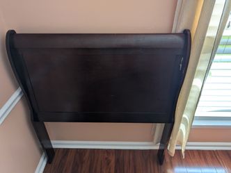 Twin size sleigh bed
