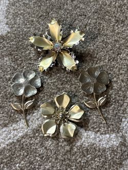 Floral brooch bundle