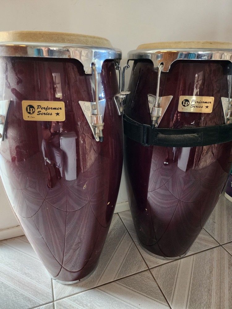 PONGO ALA VENTA ESTE PAR DE CONGAS USADAS PERO EN BUENISIMAS CONDICIONES LEAN VIEN 👇 ABAJO 👇POR FABOR 👇