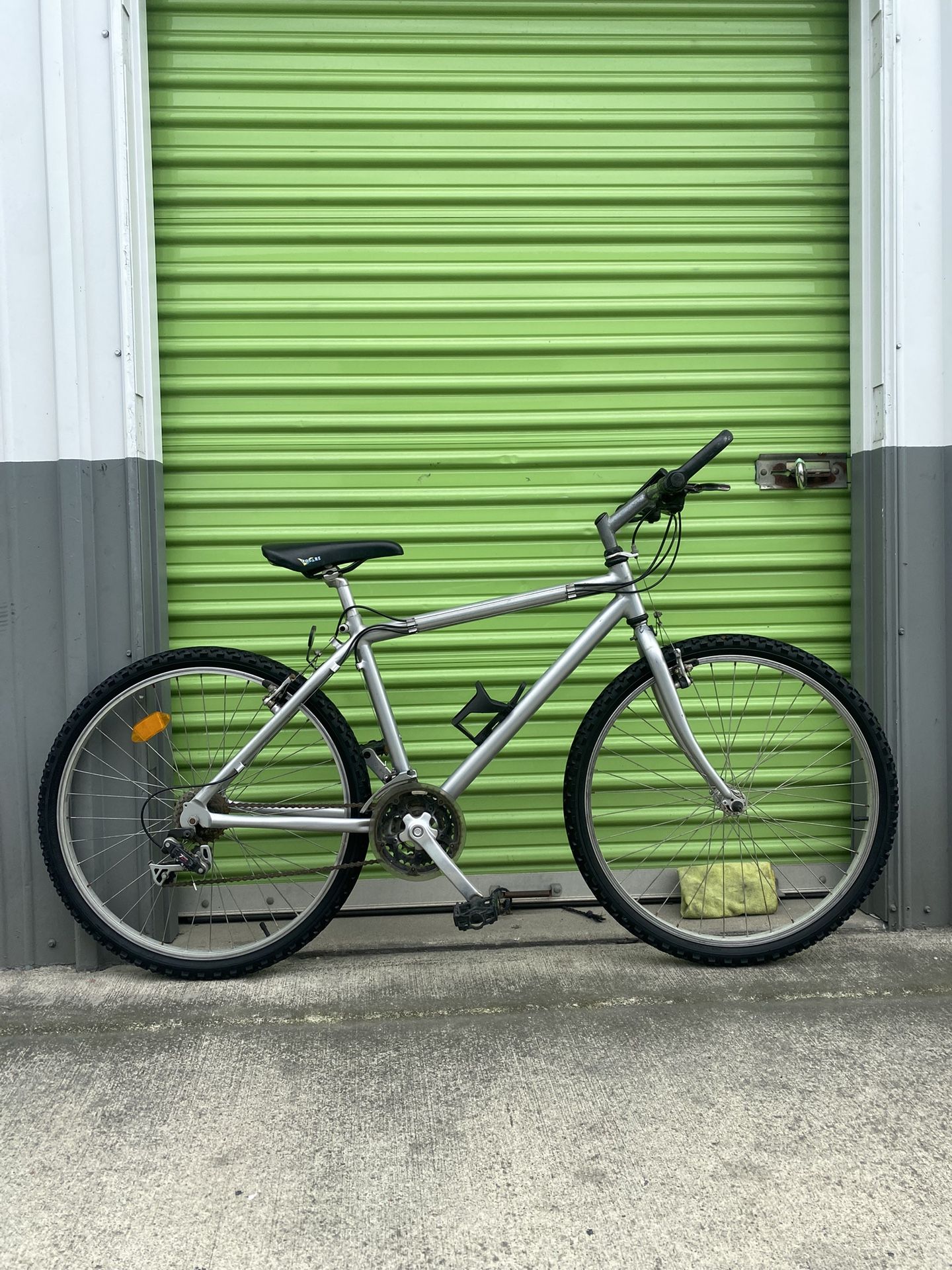 VINTAGE BIKE /SIZE TIRES 26” /SIZE FRAME MEDIUM 