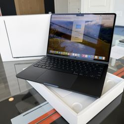 Apple 13” MacBook Air M2 Chip 8GB Ram 256SSD! 90 day warranty! We offer financing!