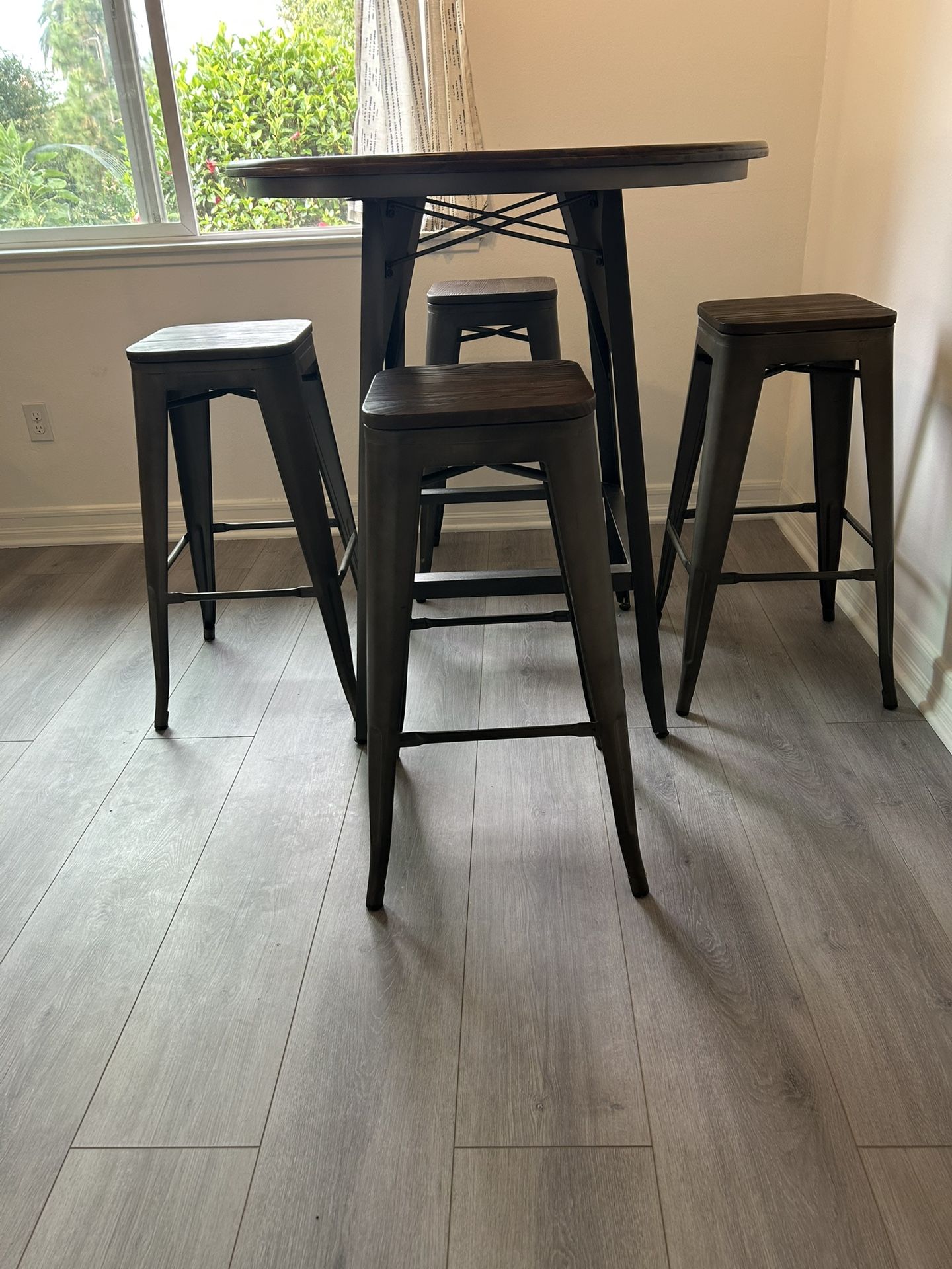 Pub Table With 4 Stools