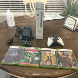 Xbox 360 White Console Bundle 60 Gb Great Condition