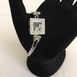 Silvertone Bracelet With Encased Floating Rhinestones 5 1/2”