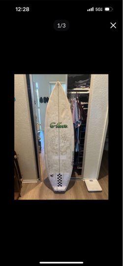 Bat-tail surfboard