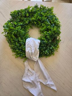 Idoglitte+ 22 Inch Boxwood Wreath with Bow