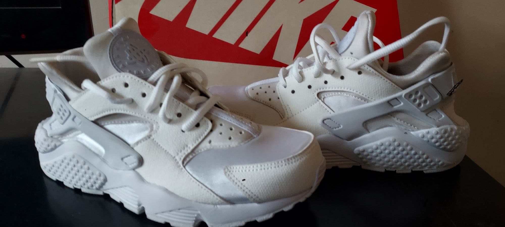 BRAND NEW NEVER WORN- WOMENS NIKE 6.5