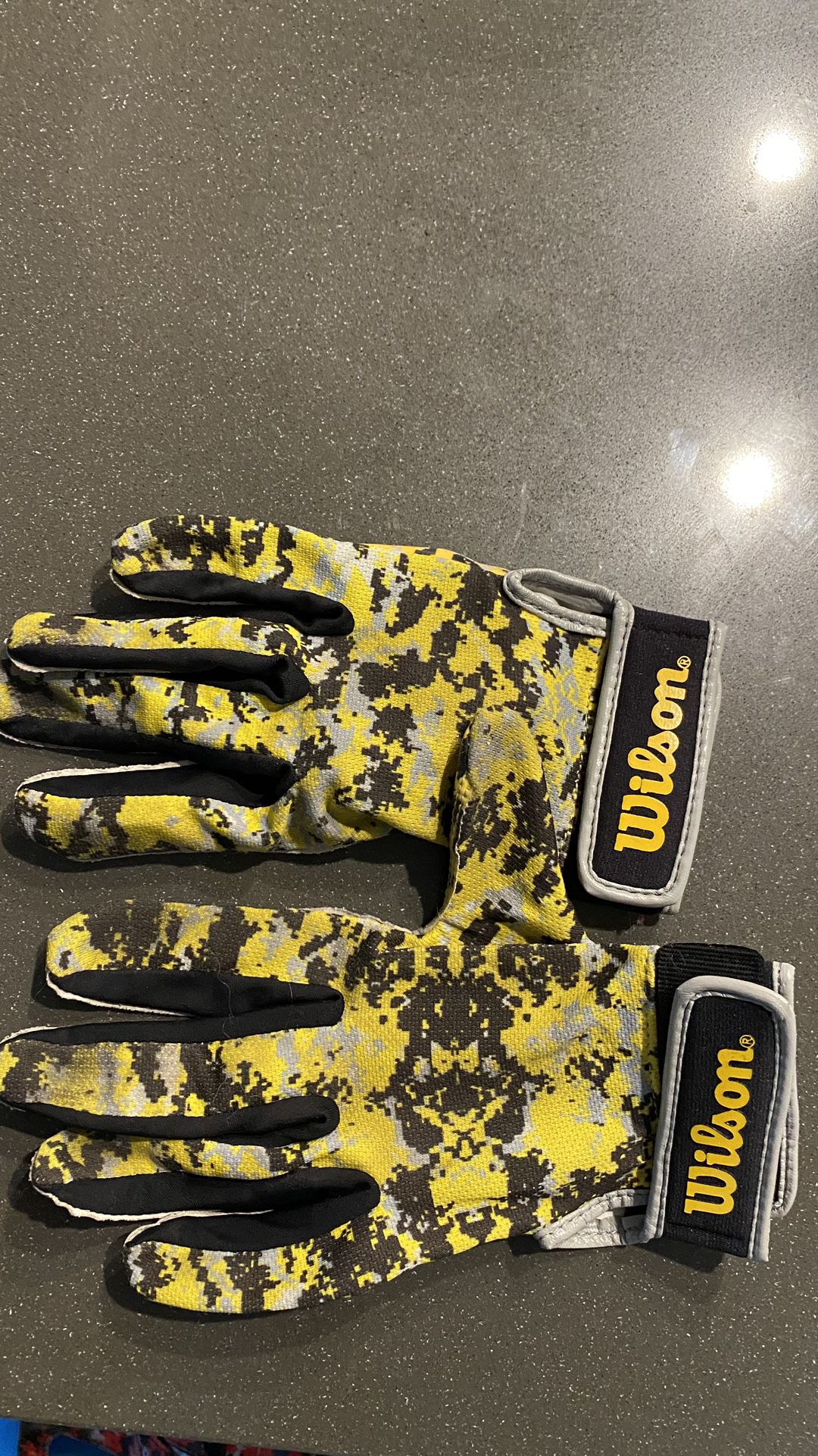 Wilson Football Receiver's Gloves Super-Grip Camo Yellow/Black Adult Medium 