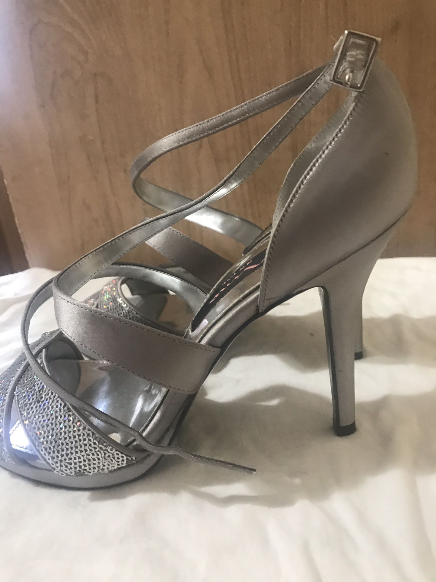 Nina of New york , Iridescent silver sandals size 8