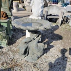 Concrete Swan Birdbath / Cement Backyard Garden Outdoor Birdbath or Fountain or Planter Pot