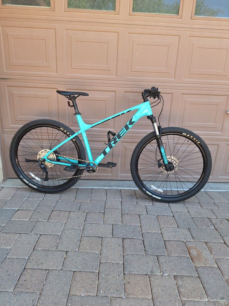 TREK MARLIN 7 MOUNTAIN BIKE 29 ER 1 X 10 SPEED ROCKSHOX LOCKOUT FRONT SUSPENSION ( CHECK MY OTHER BIKES)