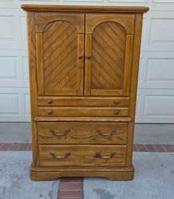 Dresser with 4/ Drawers Pre-owned Good Condition, Please Read The Description.