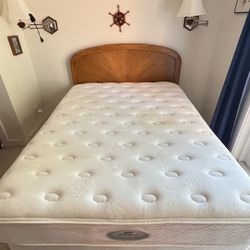 Queen Simmons Beautyrest Mattress & Boxspring