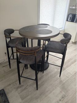 Exclusive table and chairs