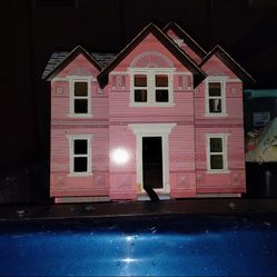 Dollhouse & Barbie’s 