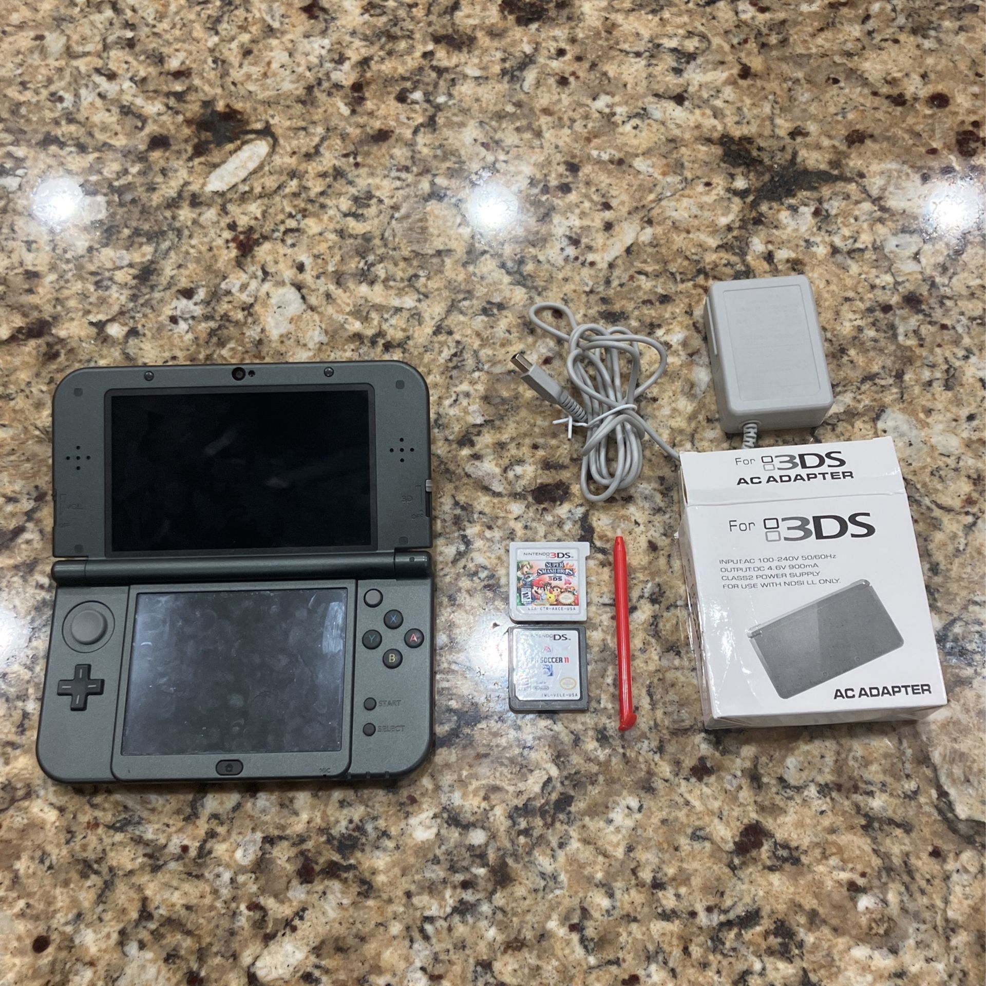 Nintendo 3dsxl With 2 Games And A Charger