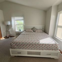 5 Pieces Kingsize Bed with nightstand, Chest, Dresser, Mirror LIKE NEW (Free Mattress)