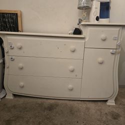 Daiper Changing Table With Drawers