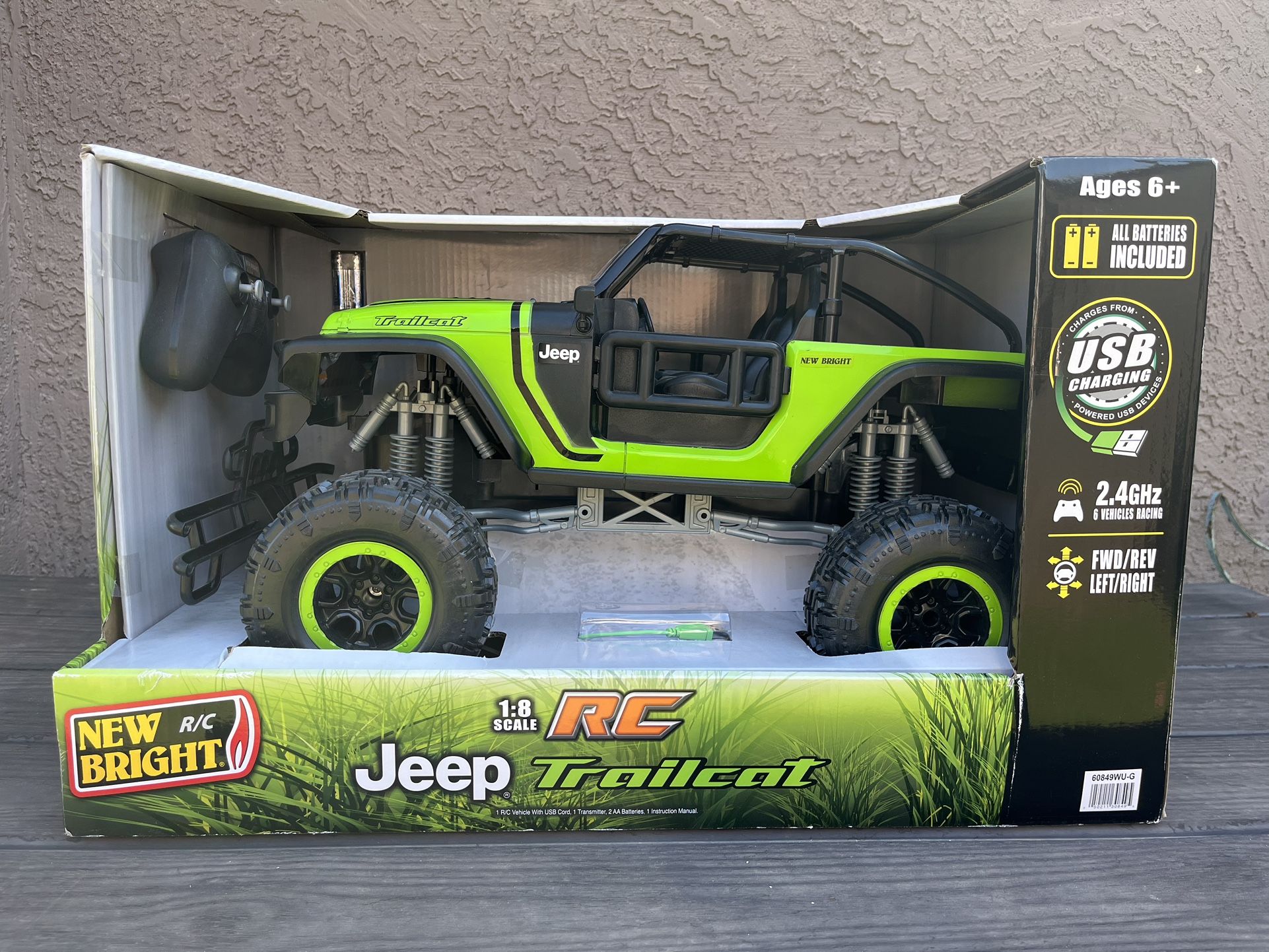 New Bright (1:8) Jeep Trailcat Battery Remote Control Green Truck NEW