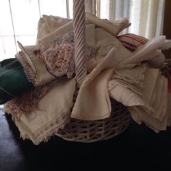 VINTAGE NAPKINS, DOILIES, HANKIES.