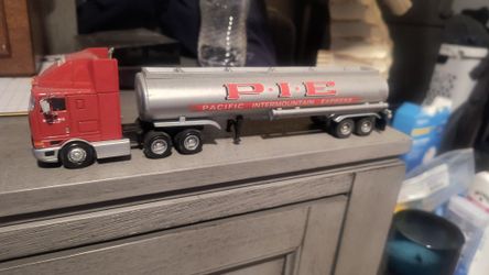 1/64 Scale Semi Truck