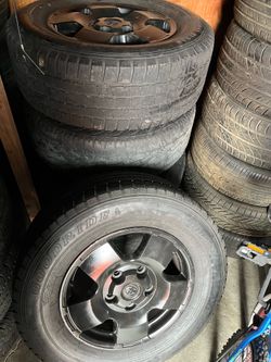 set a wheels aluminum for toyota tundra 5 lugs good condition size 18” need renplaser tires